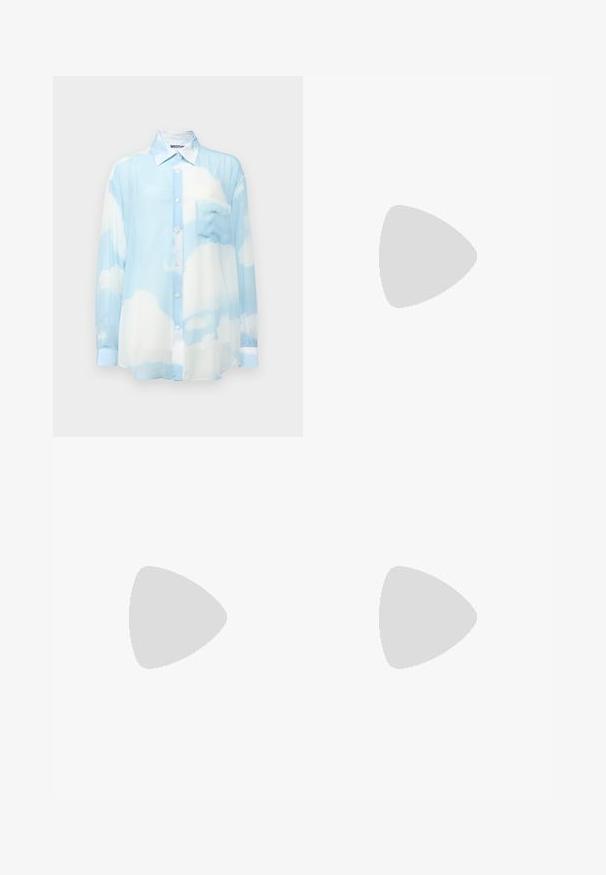 Himmelblauses, transparentes Langarmshirt mit Wolkenmuster. Verfügt über eine Knopfleiste, einen Kragen und eine linke Brusttasche. Weicher Stoff.; Weite blaue Denim-Jeans mit hoher Taille, vorne mit Taschen und orangefarbener Naht. Der Stoff hat eine glatte Textur mit einem klassischen Finish.; Schwarzer Lackleder Slingback-Pumps mit spitz zulaufender Kappe und niedrigem Katzenabsatz auf weißem Hintergrund.; Pinkfarbene Canvas-Tragetasche mit zwei Griffen und schwarzem Schulterriemen, mit weißem Schriftzug „THE TOTE BAG MARC JACOBS“ auf der Vorderseite.