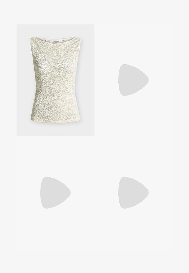 Ärmelloses beiges Spitzenoberteil mit floralem Muster, rundem Ausschnitt und taillierter Silhouette.; Marineblaue Slim-Fit-Hosen mit formellem Schnitt, Gürtelschlaufen, vorderem Knopf und verdecktem Reißverschluss, dargestellt vor einem schlichten weißen Hintergrund.; Beige Slingback-Schuh mit schwarzer Kappe, quadratischem Absatz und zwei Riemenakzenten, aus glattem Material gefertigt.; Olivgrünes Einkaufstasche aus strukturiertem Material mit zwei langen Tragegriffen, ausgestattet mit goldfarbenen Beschlägen und einer goldenen Logo-Platte auf der Vorderseite.
