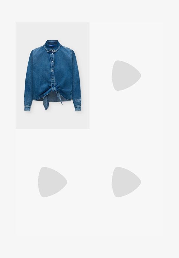 Blå denim langærmet skjorte med krave, knude foran på skørtet og "Karl Lagerfeld Jeans" broderet på manchet på venstre ærme.; Blå cowboybukser med høj talje og vide ben med forlommer, bæltestropper og knaplukning på hvid baggrund.; Knæhøje sorte patentlæderstøvler med spids tå, guld hardware detaljer og en chunky hæl. Glat, skinnende overflade med minimal pynt.; Sort lædertaske med en tynd rem, trekantet klaplukning og sølv dekorativt 'K' detalje på det forreste hjørne.