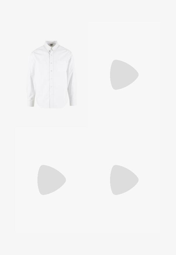 Chemise blanche à manches longues avec poche avant, col boutonné et étiquette de marque visible à l'intérieur du col.; Jean en denim bleu foncé avec une coupe décontractée, taille haute et poignets élastiques. Il dispose d'une fermeture à bouton à l'avant et de cinq poches.; Mocassin en cuir noir avec une semelle en caoutchouc épaisse et un détail classique de bride à monnaie, vu de côté extérieur.; Lunettes de soleil Ray-Ban avec des verres verts, monture en plastique noir et accents dorés sur les bords. Forme carrée avec une finition mate.