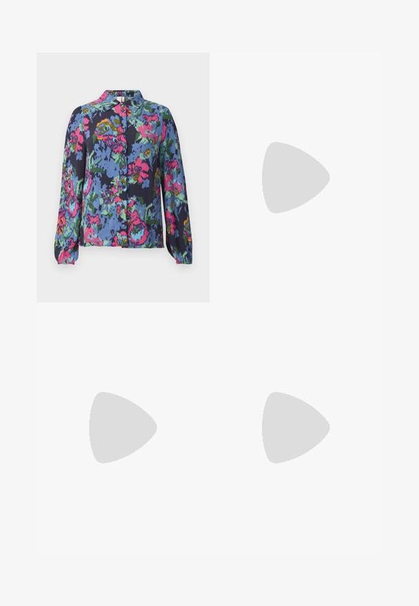 Blumenbluse in Blau, mit lebhaften Mustern in Pink, Grün und Gelb. Lange Ärmel und eine Knopfleiste mit Kragen. Weicher Stoff.; Hellblaue Jeans aus Denim mit geradem Bein, Knopfverschluss, fünf Taschen und ausgewaschenen Bereichen für einen abgetragenen Look. Sauber verarbeiteter Saum.; Bordeauxfarbene Leder-Stiefeletten mit spitzem Schnitt, strukturierten Oberflächen und einem schmalen, niedrigen Absatz. Verfügen über dezente Nähte und einen engen Sitz.; Schwarze Leder-Schultertasche mit geschwungener Form, Reißverschluss und einem einzigen dünnen Riemen; glatte Textur und dezentes, eingeprägtes Logo-Detail.