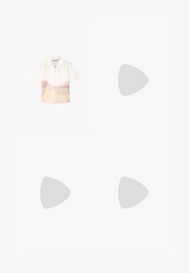 Chemise blanche à manches courtes avec un imprimé subtil de paysage désertique aux tons pastels sur la moitié inférieure.; Shorts beige sur mesure longueur genou avec fermeture par boutons, passants de ceinture et plis subtils à l'avant sur fond uni.; Sandale en cuir noir flottant au-dessus d’un banc en bois avec un feuillage vert en arrière-plan flou.; Sac bandoulière en cuir marron foncé avec fermeture à rabat et sangle en tissu réglable sur fond blanc.