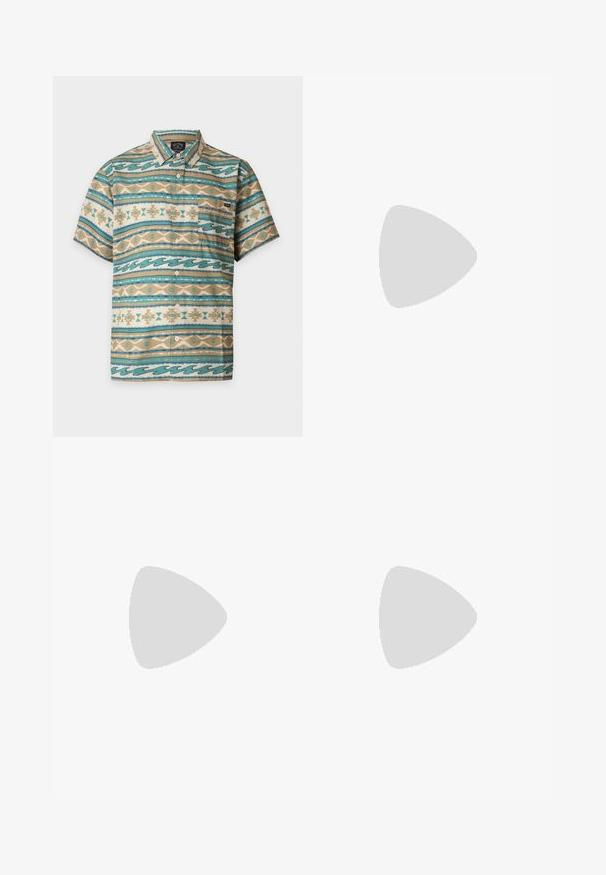 Overhemd met korte mouwen en knoppen met turquoise, beige en witte horizontale strepen met geometrische en golfpatronen en een borstzak aan de linkerzijde.; Knielange cargoshorts van lichtbeige stof met een knoopsluiting, twee grote zijzakken en zichtbare stiksels.; Bruine teenslipper met een gestructureerde zwarte rubberen zool, voorzien van een gladde suède band en een minimalistisch ontwerp. De randkleur contrasteert met de zool.; Sportzonnebril met een slank, rechthoekig bruin montuur en een vervagend geel-blauw glas, met een duidelijke neusbrug en gestructureerde tempelgrepen.