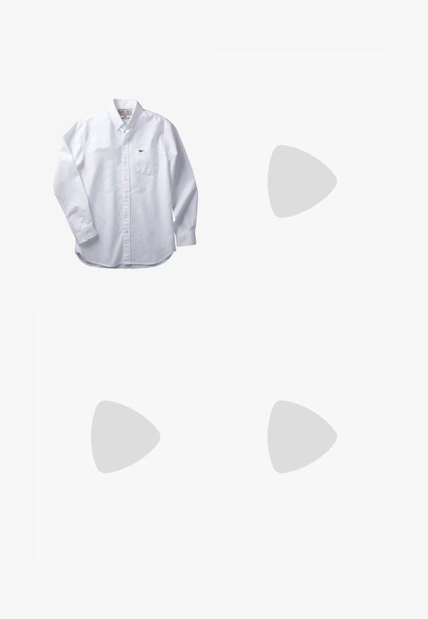 Hvid langærmet skjorte med knapper, krave, brystlomme og lille mørkt broderet logo på lommen, lavet af økologisk bomuld.; Lyseblå cowboybukser i denim med en lige pasform, design med fem lommer og messing hardware. Stoffet viser let falming og en glat tekstur.; Sort læder Chelsea støvle med elastiske sidelæg, tekstureret overflade, rund tå og en lav stablet hæl. Har en grebsløkke for nem påtagning.; Mørkebrun læderbælte med antik messing spænde og to løkker, den ene graveret med Tommy Jeans, rullet sammen på en hvid baggrund.