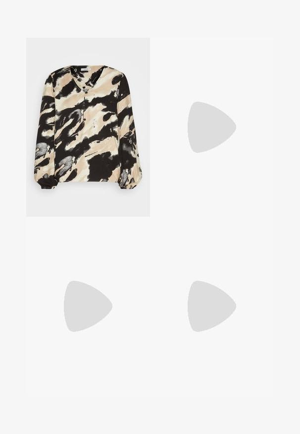 Langsleeve blouse in zwart, beige en wit abstract patroon. Beschikt over een V-halslijn en knoopdetails langs de voorkant. Zachte stoftextuur.; Beige op maat gemaakte broeken van gladde stof, met een rechte pijp, zijzakken en plooi-details aan de voorkant.; Zwarte leren enkellaars met een spitse neus, een soepele textuur en een middenblokhak. Minimalistisch ontwerp, ritssluiting aan de achterkant.; Zilveren hoepel oorbellen met een minimalistisch ontwerp. Cirkelvormig, gladde textuur en dun profiel. Lichtgewicht met een gepolijste afwerking.