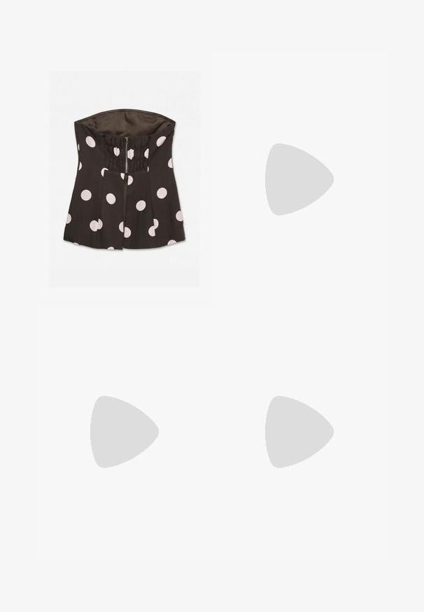 Sort stropløs korset top med store hvide polkaprikker, frontlynlås og rynket elastisk detalje ved brystet.; Lysblå denim brede bukser med høj talje, to baglommer og subtilt slid, med gul syning.; Sorte lædersandaler med et slankt, minimalistisk design. Har to tynde remme og en lille, skrå hæl. Glat tekstur og åben tå.; Rektangulær burgunder håndtaske med hvid kant og lange hvide håndtag, med et lille guldlille logo midt foran.