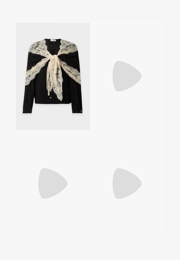 Schwarze Langarmbluse mit Knopfleiste vorne, drapiert mit einem gebundenen beigen floralen Spitzen-Schal über Schultern und Brust.; Helle beige weit geschnittene Hose aus glattem Stoff mit einem elastischen Bund und minimalen Nähten, gerade geschnitten und ohne Taschen.; Schwarzer flacher Damenleder-Schuh mit spitzer Kappe und niedrigem Absatz, von der Seite auf einfarbigem hellgrauem Hintergrund gezeigt.; Schwarze Bucket Bag mit Kordelzug, langem dünnem Riemen und kleinem goldenem quadratischem Logo vorne, vor einfachem Hintergrund präsentiert.