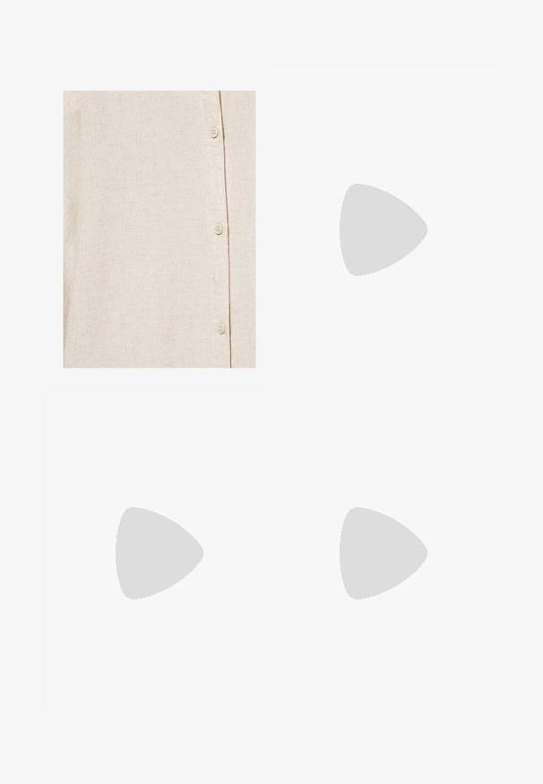 Licht beige linnen overhemd met zichtbare weefstructuur en vier kleine gebroken witte knopen, vastgemaakt in een verticale lijn.; Denim shorts in een lichtblauwe wastint, high-waisted met een knoopsluiting, vijf zakken en omgeslagen zoom. Gladde textuur, klassiek ontwerp.; Bruine leren slipper met brede band met een rechthoekige uitsparing, platte zool en zichtbare witte stiksels op een witte achtergrond.; Beige geweven stro tote tas met afgeronde handvatten en witte geborduurde cursieve initialen in het midden aan de voorkant.