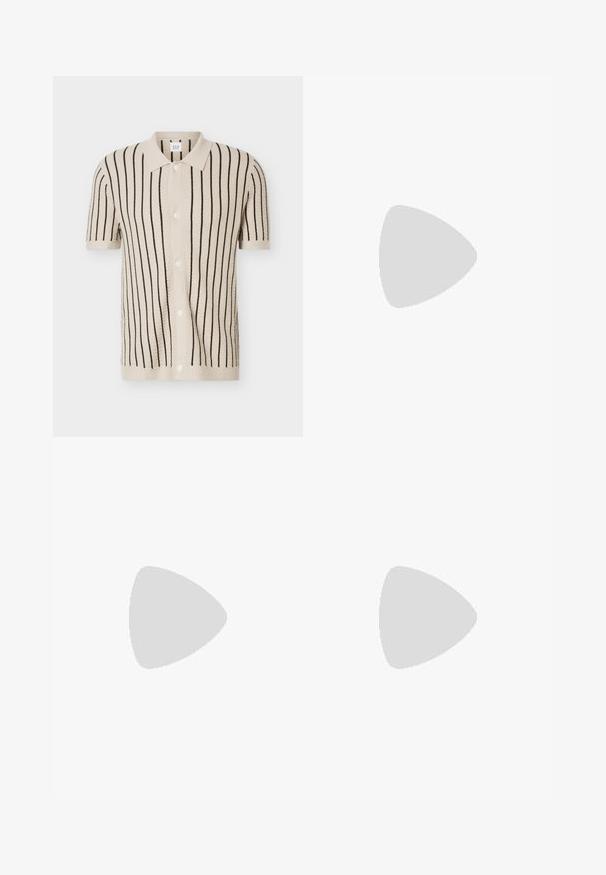 Beige kortmouw gebreide blouse met knopen, zwarte verticale strepen en een spits kraagje, weergegeven op een effen achtergrond.; Grijze, wijde broek van soepel stof, met een knoopsluiting en twee zijzakken. Eenvoudig, strak ontwerp zonder zichtbare patronen.; Zwarte leren instappers met een ronde neus, voorzien van een gestikt ontwerp, een lage platformzool en een gestructureerde, grof rubberen buitenzool.; Zilveren polshorloge met achthoekige bezel, metalen band en witte, gestructureerde wijzerplaat die 09:10:36 toont, met drie zichtbare knoppen aan de zijkant.