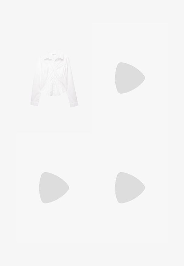 Witte blouse met lange mouwen, knoopsluiting, kraag, slim fit en manchetten, plat liggend op een witte achtergrond weergegeven.; Zwarte, uitlopende broek met een gladde textuur, voorzien van een getailleerde pasvorm en een tailleband. Geen zichtbare patronen of versieringen.; Zwarte gepatineerde leren slingback schoen met twee zilveren gespen, platte zool en decoratieve oogjes aan de zijkant voor extra detail.; Zwarte vierkante zonnebril met donker groene lenzen, uitgerust met gedurfde monturen en zilveren accenten aan de zijkanten. Gemaakt in Italië.