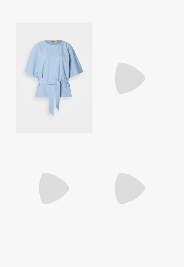 Haut bleu clair à manches courtes avec une coupe décontractée, un col rond et une ceinture à la taille. Fabriqué en tissu texturé avec des fentes sur les côtés.; Pantalon crème à jambes larges avec imprimé floral bleu clair et ceinture en tissu assortie avec boucle rectangulaire.; Chaussure noire plate en cuir avec un bout pointu, bride réglable avec une boucle en métal, texture lisse et design minimaliste.; Une paire de boucles d'oreilles en croissant argenté poli avec des supports en plastique transparent sur une surface blanche.