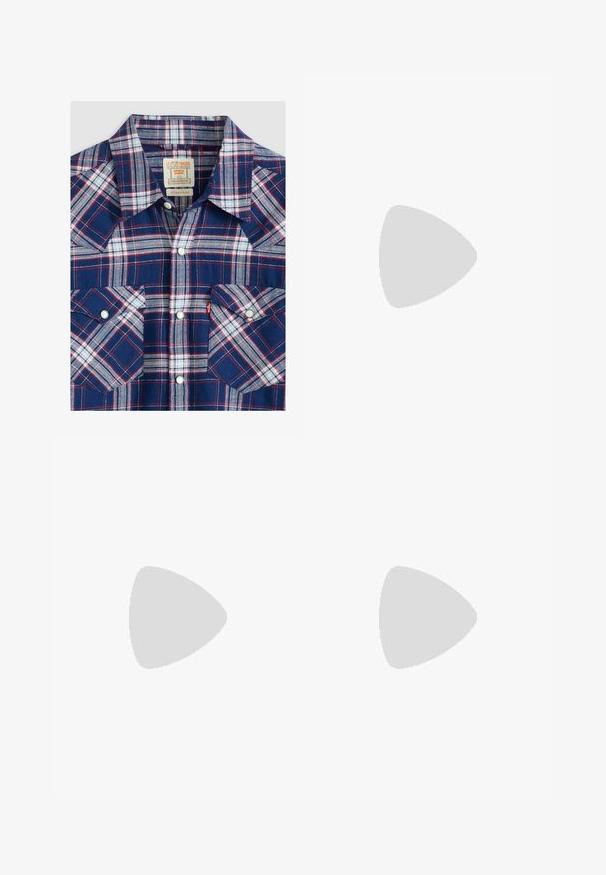 Geruite overhemnd in marineblauw, wit en rood. Heeft een puntkraag, twee borstzakken en zilveren drukknoopjes. Textuurstof.; Donkerblauwe flare jeans van denim met een gladde textuur. Beschikt over vijf zakken, messing hardware en contrasterende stiksels.; Bordeaux lederen enkelboot met een gladde afwerking, elastische zijpanelen, een ronde neus, decoratieve stiksels en een lage blokhak.; Bruine leren riem met geperste patronen en een gouden metalen gesp, plat neergelegd tegen een witte achtergrond.