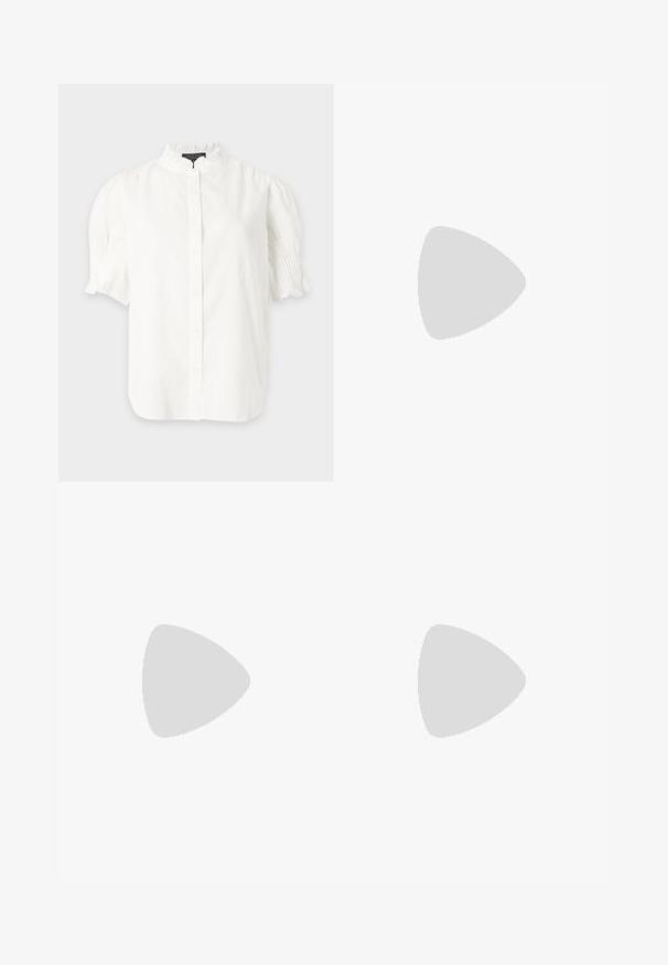 Blouse blanche à manches courtes avec patte de boutonnage, col montant volanté et poignets de manches plissés.; Jean bleu à coupe droite avec avant délavé, passants de ceinture, poches avant et fermeture par bouton sur fond blanc.; Ballerines en cuir verni bordeaux avec un bout pointu, présentant un petit détail découpé et un petit talon. Texture lisse et design épuré.; Sac à main en cuir brun foncé brillant avec de longues anses fines et une base rectangulaire structurée sur un fond clair uni.