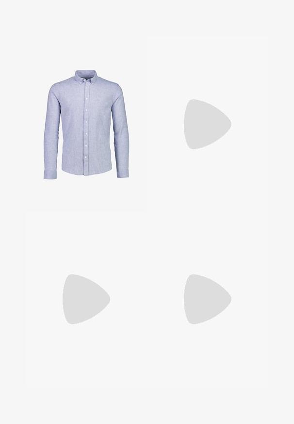 Camisa de boton largo de manga larga azul claro con cuello de botón y botones blancos, exhibida sobre un fondo blanco.; Joggers ligeros de algodón blanco con cintura elástica, cierre con cordón y un corte relajado. Textura suave sin patrones ni acentos.; Zapato espadrille de ante beige con suela de yute trenzado y puntera cerrada y redondeada, mostrado de lado sobre un fondo liso.; Cinturón de cuero trenzado de color marrón oscuro con hebilla metálica cuadrada y patrón texturizado, que presenta un diseño casual y longitud ajustable.