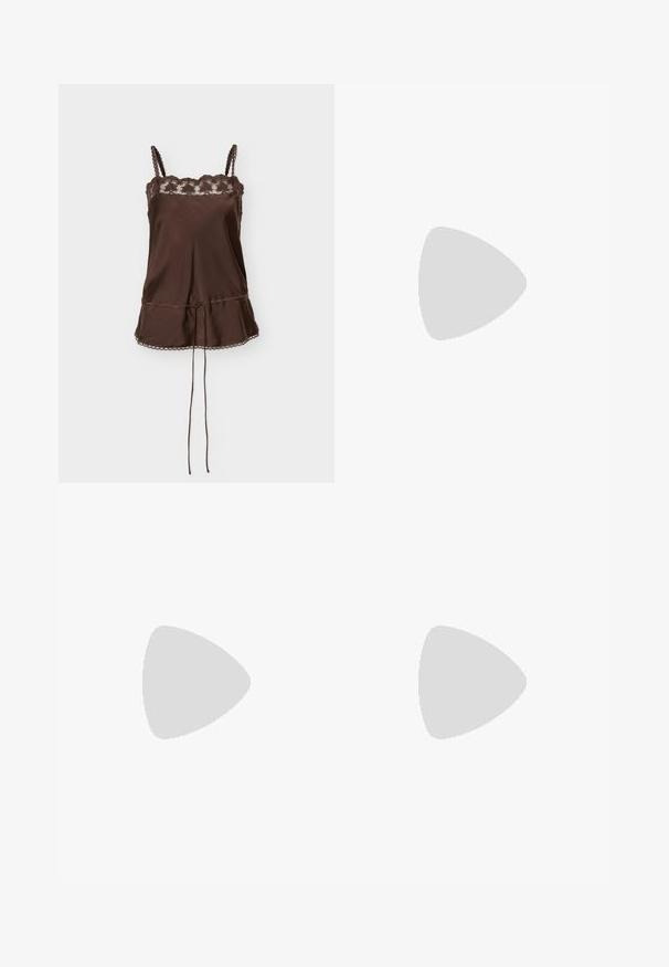 Haut camisole en satin marron avec bordure en dentelle au niveau de l'encolure, fines bretelles tressées et taille à cordon avec ourlet bordé de dentelle.; Pantalons à large pattes à rayures brunes, en tissu lisse, dotés d'une fermeture à bouton, de deux poches avant et de rayures verticales crème.; Mule en cuir marron avec un bout pointu, texture froncée, petit talon et un accent de cordon de serrage à l'ouverture. Fini lisse.; Pochette en cuir souple marron foncé avec ferrures dorées et bandoulière amovible, présentant un design froncé et plissé sur un fond uni.