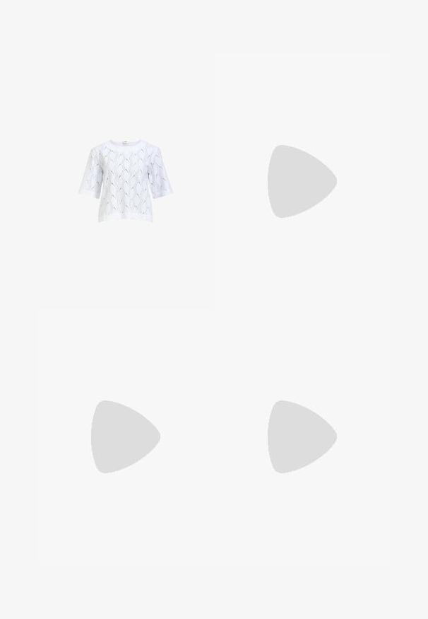 Witte gebreide top met een golfpatroon, met driekwart mouwen en een ronde halslijn. Lichtgewicht textuur en open geweven ontwerp.; Blauwe denim knielange shorts met een omgeslagen zoom, vijf zakken en een metalen knoopsluiting. Stof heeft een licht vervaagde uitstraling.; Zwarte suède sneaker met witte drie strepen, gouden logo en een bruine rubberen zool. Heeft een laag profiel vetersluiting ontwerp.; Zwarte vierkante zonnebril met donker groene lenzen, uitgerust met gedurfde monturen en zilveren accenten aan de zijkanten. Gemaakt in Italië.
