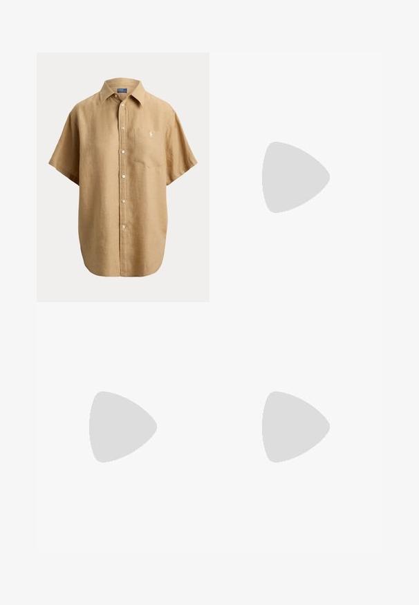 Beige kortærmet skjorte med knapper, krave og brystlomme med en lille broderet logo på lommen.; Beige bomuldsshorts med lige snit, knaplukning og to forlommer. Glat tekstur og detaljer med opbukket kant.; Brune lædersandal med flad sål, der har to krydsede stropper. Glat overflade med minimal syning og afrundede kanter.; Vævet stråhåndtaske med dobbelte top-håndtag, sort broderet "Coach New York" logo, guldbelægning og en aftagelig stribet skulderrem.