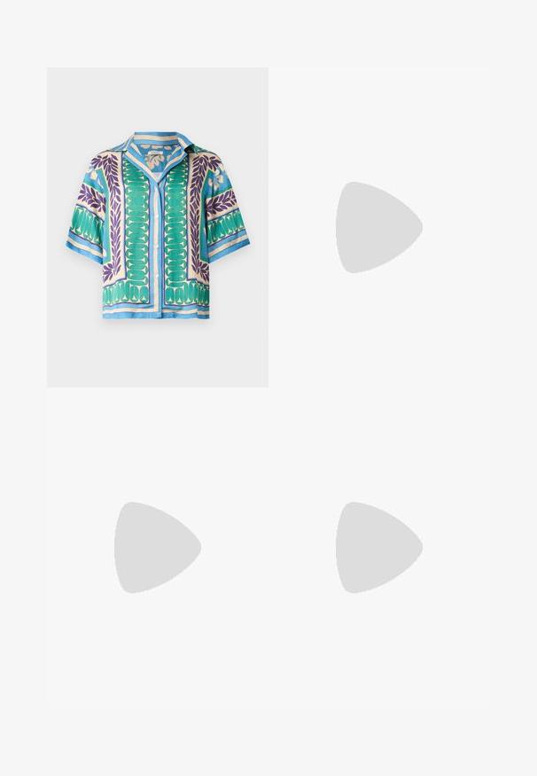 Kurzärmeliges Hemd zum Knöpfen mit blauen, grünen, violetten und beigen geometrischen und blattförmigen Mustern auf hellem Hintergrund.; Leinenweite-Hosen in Hellbeige mit elastischem Bund, seitlichen Taschen und glatter Textur. Lockerer Schnitt.; Korkplattform-Sandale mit einem gewebten blauen Denim-Riemen, einem weichen beigen Fußbett und einer weißen Gummisohle mit einem strukturierten Muster.; Beige geflochtener Strohtasche mit offenem Oberteil und zwei hellen Griffen.