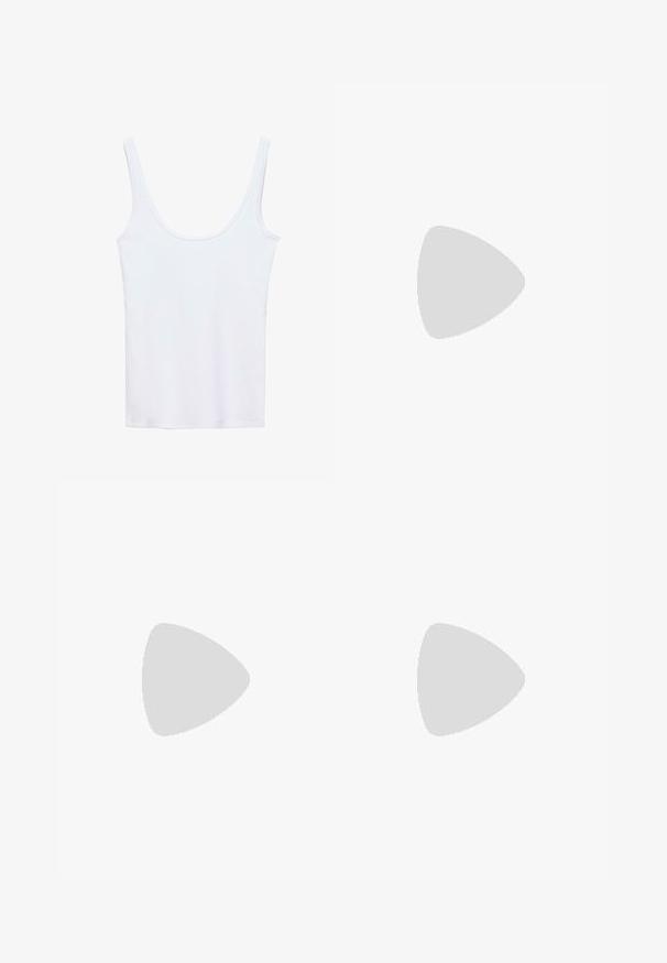 Weißes Tanktop mit U-Ausschnitt, aus weichem Stoff, mit dünnen Trägern und einem schlanken, figurbetonten Schnitt. Keine sichtbaren Muster oder Verzierungen.; Helles blaues Denim-Shorts mit Fünf-Taschen-Design, Knopfverschluss und leicht ausgefranster Säume. Der Stoff zeigt eine weiche, strukturierte Optik.; Brauner Slip-On-Schuh mit großer goldener Schnalle, Korksohle und schwarzer Laufsohle, der über einem beigen Teppich in der Nähe eines Holztisches mit gestapelten Büchern schwebt.; Jeans-Schultertasche mit mehrfarbigen Nähten, einer herzförmigen Münztasche als Anhänger und einem einzelnen Trageriemen.