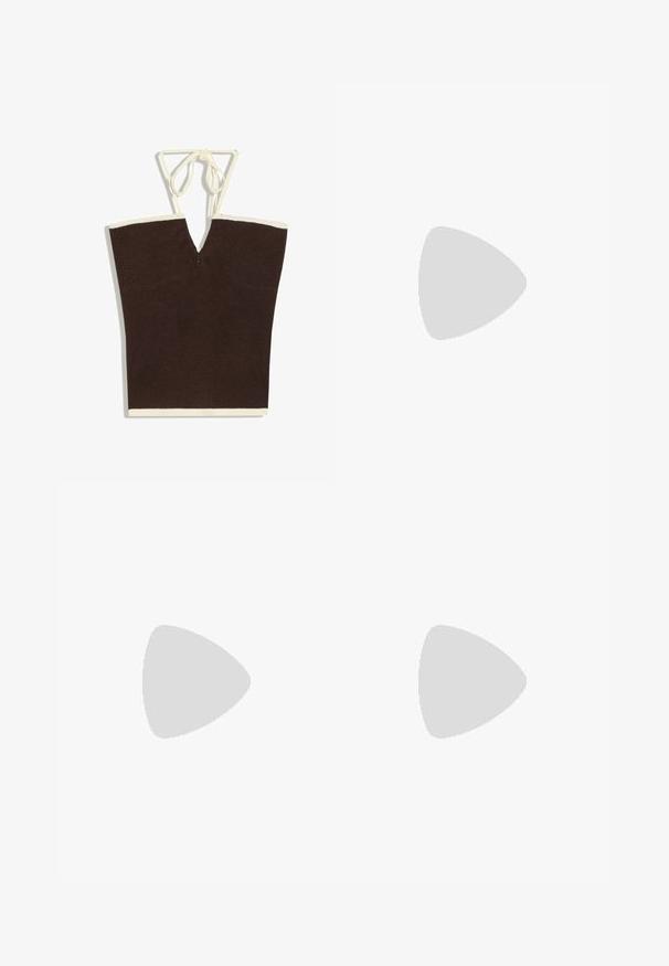 Dunkelbraunes gestricktes ärmelloses Top mit cremefarbenem Besatz und dünnen cremefarbenen Neckholder-Trägern, die zu einer Schleife gebunden sind.; Braune Cargo-Hosen mit weitem Bein, seitlichen Klappentaschen, vorderen Schrägtaschen, Knopfverschluss, elastischem Bund und Kordelzug.; Nike Sportswear SHOX TL - Sneaker low - pumice/night maroon/plum eclipse; Dunkelbraune glänzende Lederschultertasche mit einem breiten einzelnen Riemen und Schnallendetail auf einer Seite, vor einem schlichten hellen Hintergrund.
