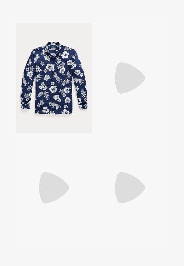 Chemise bleu marine à manches longues, boutonnée, avec motif floral blanc et imprimé léopard, et col.; Pantalon blanc taille haute à jambes larges avec coutures devant, passants de ceinture, fermeture par bouton et poches latérales sur fond uni.; Mocassin en daim marron avec semelle blanche et coutures beige le long de l'avant-pied et du bord supérieur, présenté en vue latérale sur fond uni.; Ceinture en cuir marron avec une boucle rectangulaire en or ornée d'un joueur de polo en relief à cheval tenant un maillet.