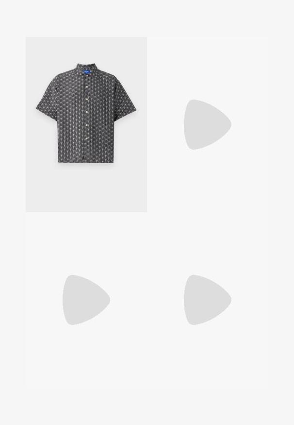 Kurzärmliges Button-Down-Hemd aus schwarzem Stoff mit einem weißen Blättermuster, spitzem Kragen und gleichmäßig angeordneten sandfarbenen Knöpfen an der Vorderseite.; Helle blaue Denim-Jeans mit geradem Beinschnitt, einem großen roten, cartoonhaften Katzenmotiv auf der Rückseite und der klassischen Fünf-Taschen-Optik.; Grauer Low-Top-Sneaker aus Wildleder mit schwarzen Schnürsenkeln und weißer Gummisohle, Seitenansicht, zeigt den Markennamen auf der Fersenschlaufe.; Dunkelblaue Denim-Tragetasche mit wiederholtem "EISCREME"-Text. Verfügt über ein braunes Logo-Patch und zwei Druckknopf-Taschen auf der Vorderseite.