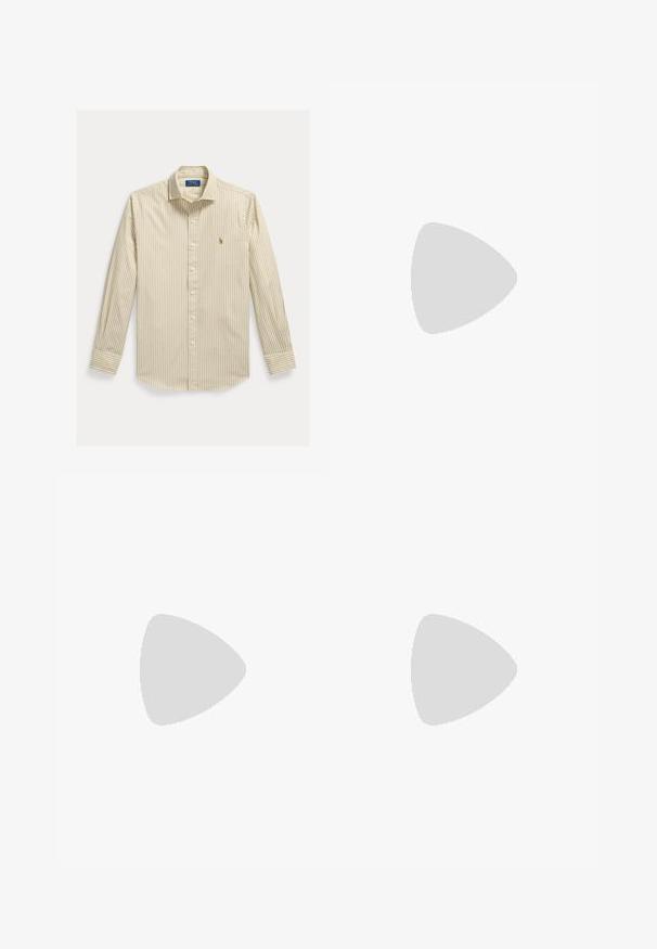 Langærmet skjorte med beige og hvide lodrette striber, krave og Polo Ralph Lauren-logo broderet på brystet.; Mørkeblå slim-fit jeans med frontknap og lynlås, fem lommer og subtil falmen på forreste lår og knæ.; Sort lædermoccasin med snøredetalje og lav gummisål, vist fra siden på ensartet lys baggrund.; Brunt læderbælte, snoet med et gyldent rektangulært spænd og en læderløkke med et præget hest og rytter logo.