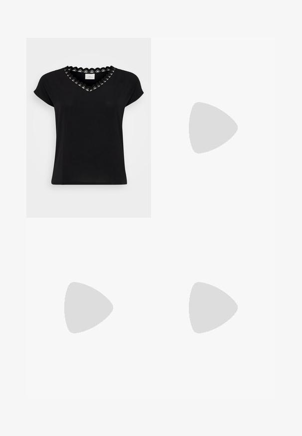 Sort T-shirt med kapærmer, V-hals, med en bølget blondekant i hvid og sort. Blødt stof, afslappet pasform, minimalistisk design.; Blå jeans med lige ben, foran- og baglommer, knap- og lynlåslukning og subtile falmede detaljer på lår og knæ.; Hvid slingback sko med kitten heel og spænder, der hviler på en skinnende sølvfarvet læderpolstret overflade.; Brun ruskind rektangulær håndtaske med justerbar rem og gyldent lynlås, mærket "RAID" i små gyldne bogstaver foran.