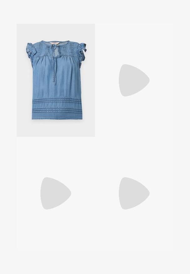 Blauwe mouwloze blouse met gerimpelde schouders, pintuck-details bij de halslijn en zoom, en een striksluiting aan de voorkant.; Witte wijde jeans met hoge taille, voorzakken, riemlussen, knoopsluiting en decoratieve zijstrikdetails aan beide pijpen.; Zwarte hoge hakken sandalen met dunne banden, open teen ontwerp en een kleine, uitlopende hak. Het materiaal lijkt glad en glanzend.; Bourgondische handtas van glanzend materiaal, rechthoekige vorm, met twee schouderbanden en subtiele gebogen accenten aan de voorkant.