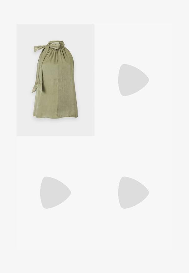 Haut sans manches vert olive clair avec encolure froncée, nœud noué sur un côté et tissu ample et fluide.; Pantalons à jambes larges dans une teinte bleu sarcelle profonde avec une finition texturée, dotés d'une taille nouée pour un ajustement réglable et d'une silhouette fluide.; Sandale à talon haut beige avec fine bride de cheville et boucle dorée, bout ouvert et talon aiguille élégant sur fond blanc.; Sac à main en cuir blanc avec un design plissé, doté d'une bandoulière en chaîne dorée et d'une forme arrondie. Texture lisse avec des plis doux et sans motifs.
