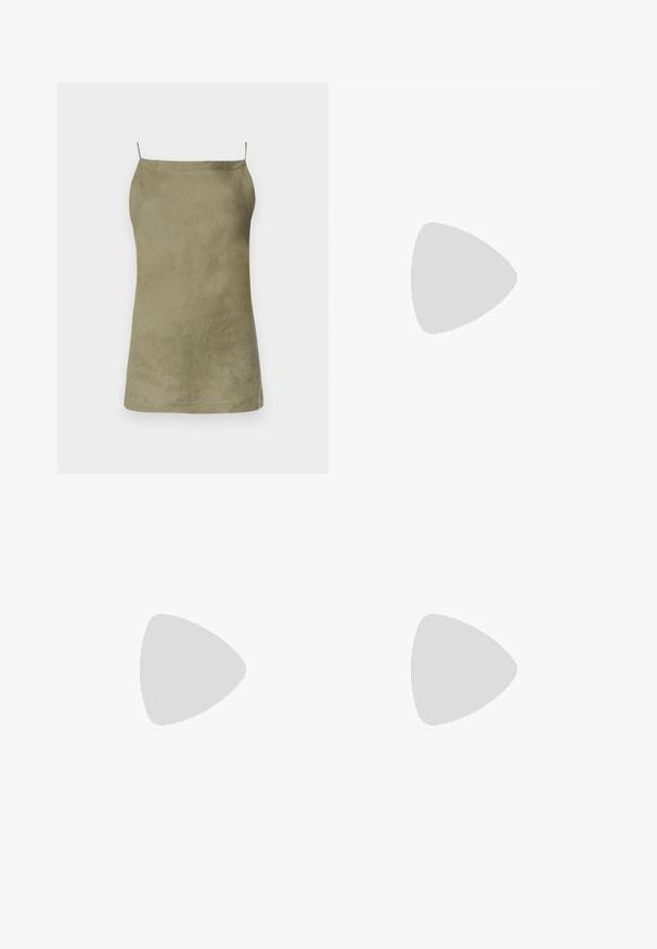 Olivgrünes ärmelloses Top mit lockerer Passform. Glatte Textur und minimalistisches Design. Dünne Spaghettiträger. Keine sichtbaren Muster oder Akzente.; Schwarze, fauxlederne weite Hosen mit elastischem Bund, die eine glatte Textur und saubere Nähte aufweisen.; Schwarze Leder-Ballettschuhe mit abgerundeter Spitze, glatter Textur, minimalen Nähdetails und einem flexiblen Sohlen-Design.; Schwarze Lederhandtasche mit silbernem Rahmenverschluss und Kettenriemen mit schwarz-gelbem kariertem Stoffdetail.