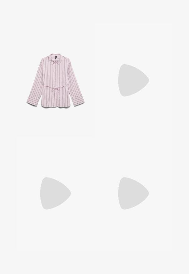 Lyserød langærmet skjorte med tynde lodrette striber, brystlomme og et bundet taljebælte.; Vero Moda Petite VMLIVA SUPER WIDE PANTS  - Bukser - black; Sort laklæder Mary Jane-flad sko med to udskæringer og en guldbuckelrem på hvid baggrund.; Sort faux læder håndtaske med en unik halvmåneform, et bredt, polstret håndtag og en lynlåslukning. Glat, blank tekstur og minimalistisk design.