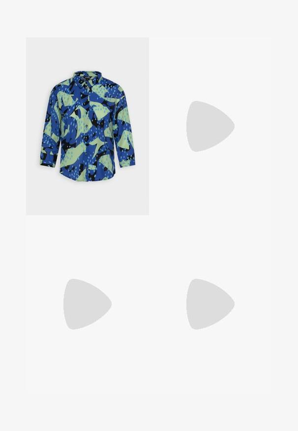 Monki Blúzka so zapínaním na gombíky - blue; Svetlo modré džíny s vysokým pásom a rozšírenými nohavicami, vyrobené z denimu s vyblednutou textúrou. Obsahujú päť vreciek a kovové detaily.; Biele plátené tenisky s gumovou podrážkou, s piatimi dierkami na šnúrky, okrúhlou špičkou a svetlými švami, doplnené o biele členkové ponožky.; Strieborné kruhové náušnice, oblého tvaru, hladký lesklý povrch a rovnomerná šírka po celom obvode. Minimalistický dizajn bez ďalších akcentov.