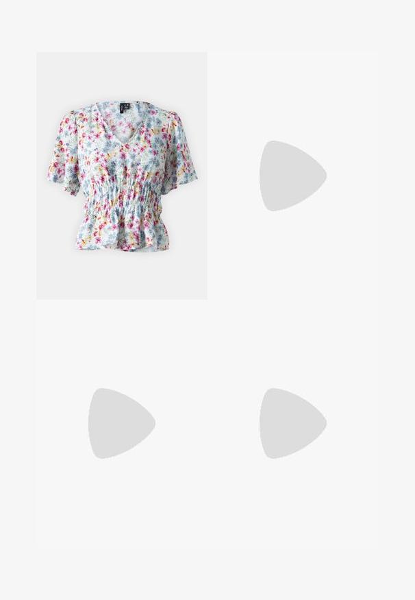 Bloemige blouse gemaakt van lichte stof. V-hals ontwerp met korte mouwen, gerimpelde taille en een meerkleurig bloemenpatroon op een lichte achtergrond.; Donkerblauwe skinny jeans van denim, met een ritsluiting en knoop, en contrasterende stiknaden langs de naden.; Steve Madden BELINDA - Slingback ballerina´s - brown/black; Gouden metalen bril met ovale lenzen, slanke armen en transparante neus pads. Heeft subtiele scharnieraccenten en transparante lenzen.