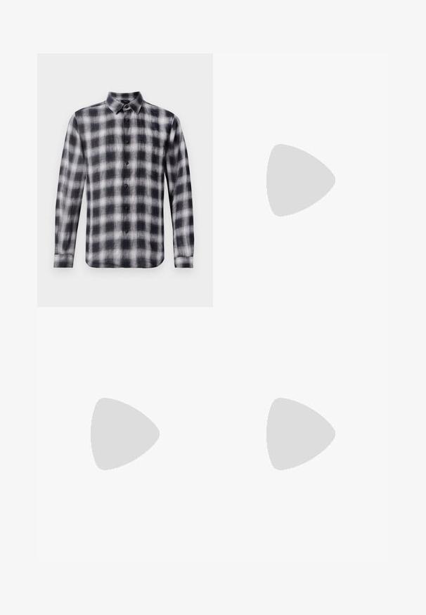 Chemise à carreaux en noir et blanc, à manches longues, avec col, fabriquée en tissu léger au toucher doux, avec des boutons noirs.; Pantalons en coton marron pour hommes, coupe droite, avec passants de ceinture, bouton frontal et fermeture éclair sur fond clair.; Mocassin penny pour homme en cuir noir avec talon bas empilé et bout arrondi, vu de profil sur fond gris clair.; Sac bandoulière en cuir marron foncé texturé avec une sangle réglable et un petit accent décoratif bleu sur le côté.