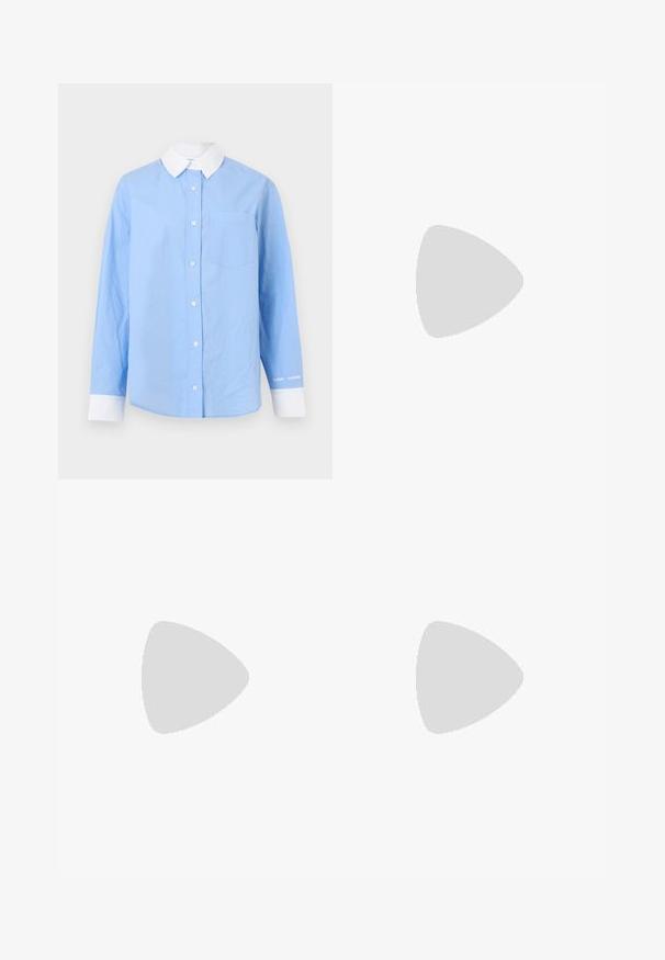 Vaaleansininen nappipaita, jossa on valkoinen kaulus, pitkät hihat, rintatasku ja valkoiset kalvosin somisteet. Pehmeä puuvillakangas, minimalistinen muotoilu.; Beige leveät housut, joissa on etuhalkiot, valmistettu sileästä kankaasta. Ominaisuuksina litteä vyötärönauha ja terävät taitokset, jotka kulkevat jalkojen alas.; Musta nahkainen korkokenkä, jossa on kärkiosa ja metallinen hopeanvärinen kärki. Kenkä on sileäpintainen ja siinä on kapea 10 cm korko.; Korukorut kultasävyisellä, sileällä ja pyöristetyllä muotoilulla sekä kiiltävällä pinnalla. Varustettu klipsikiinnityksellä, mikä tekee käytöstä vaivattoman.