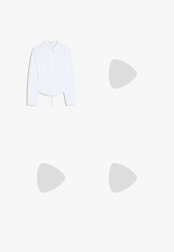 Blouse blanche à manches longues avec col pointu, fermeture boutonnée devant, taille cintrée et cordon de serrage au bas de l'ourlet.; adidas Originals Minijupe - black; Ballerines noires en cuir verni avec un bout rond, un petit talon bloc et un nœud décoratif à l'avant. Surface lisse et doublure rembourrée.; Sac à main en cuir noir avec deux poignées courtes, quincaillerie argentée, accents blancs et un logo blanc. Présente une surface texturée et un design compact.