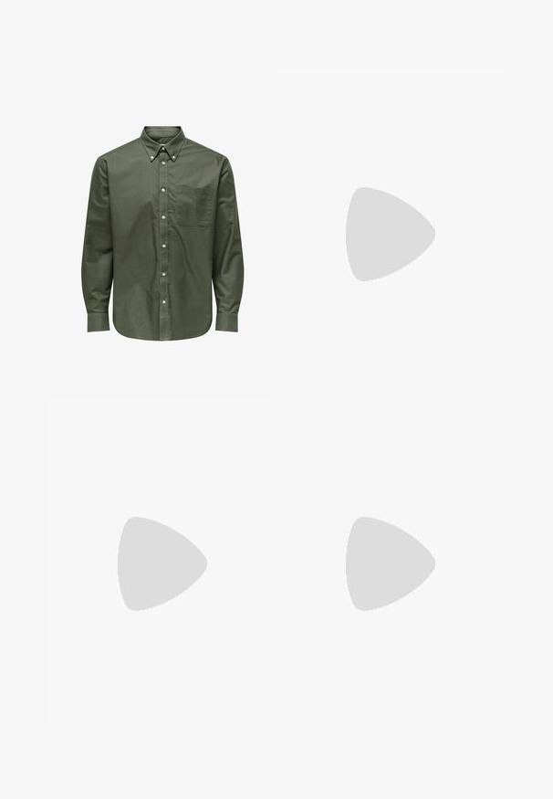 Langærmet olivengrøn skjorte med knapper, knappet krave og enkelt brystlomme.; Grå denim jeans med slim fit, der har fem lommer, en knaplukning og diskrete syninger. Blød tekstur og enkelt design.; Sort læder herre loafers med kvast detalje, rundet tå, lav hæl og glat poleret finish, vist fra siden på hvid baggrund.; Sort læderbælte med sølvfarvet rektangulært spænde, rullet sammen på en hvid baggrund, med et diskret præget logo på spidsen.