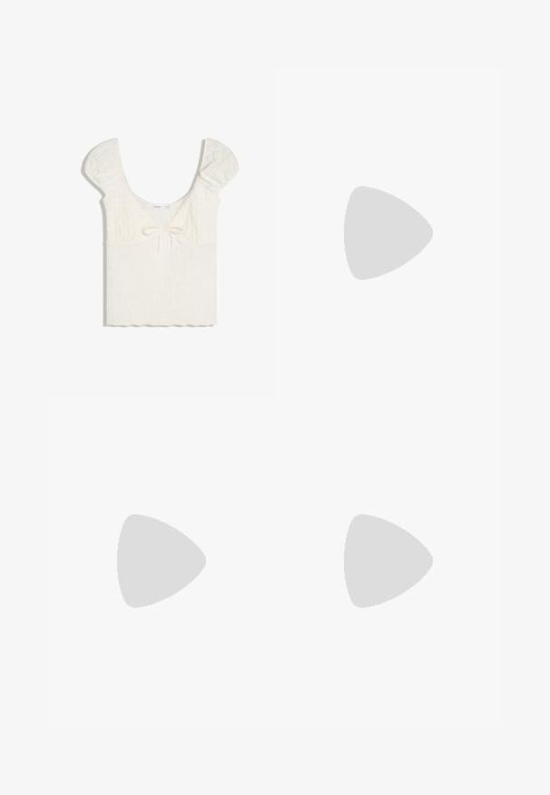 Haut texturé blanc à manches courtes avec épaules bouffantes, encolure carrée basse et un petit détail de nœud sur le devant.; Shorts blancs à volants avec une taille smockée, dotés de tissu superposé et de détails texturés subtils. Design léger et décontracté.; Chaussure plate Mary Jane couleur crème avec un motif en dentelle complexe et une petite boucle dorée sur la bride, semelle marron, vue de côté.; Petit sac à main blanc orné de roses en tissu recouvrant le corps et d'une fine anse unique, sur un fond uni.