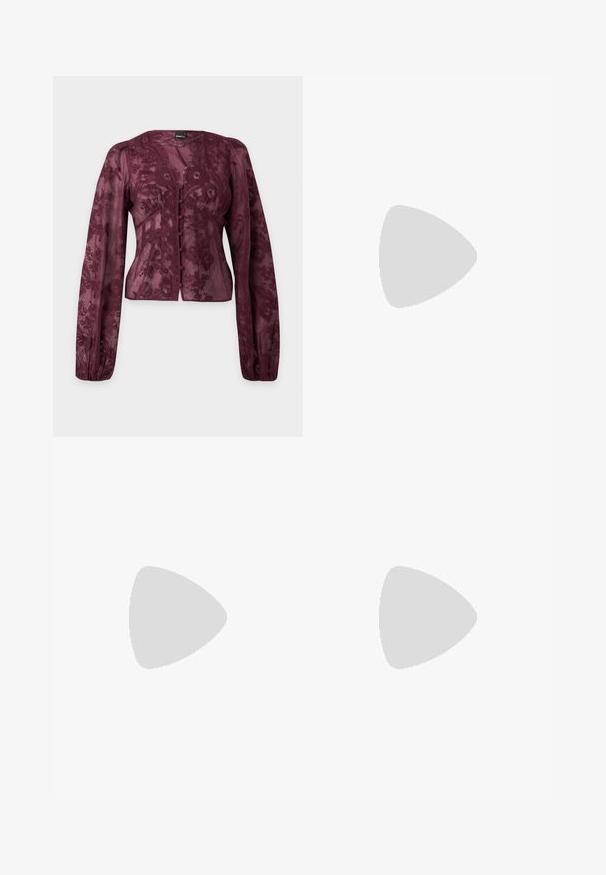 Bourgogne transparent bluse med lange ærmer, blomsterblonde mønster, stofbetrukne knapper foran og let puffede skuldre.; Lang burgunderfarvet plisseret nederdel lavet af letvægtsstof med elastisk talje og en let flæset kant. Teksturerede lodrette plisseringer overalt.; Bordeaux patentlæder højhælede sko med spids tå, ankelrem og udskæringsdetaljer på siderne. Slank og glat finish.; Bordeaux farvet faux læder handbag med en afrundet form, samling detaljer og et guldtonet metalhåndtag. Glat tekstur og blank finish.