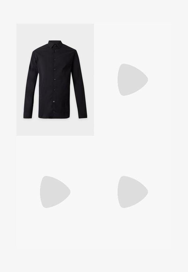Zwarte lange mouwen blouse met knopen en een puntige kraag, plat weergegeven tegen een lichtgrijze achtergrond.; Marineblauwe katoenen broek met een rechte pijpdesign, voorzien van voorzakken, een ritssluiting en metalen hardwareaccenten.; Witte sneaker met een gevoerd leren bovenwerk, beige veters en een gestructureerde beige suede hieltab. Verhoogde zool voor extra hoogte.; Lichtbruine leren crossbodytas met verstelbare band en ritssluiting, getoond tegen een effen lichte achtergrond.