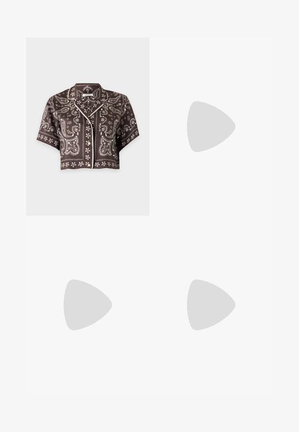 Korte mouwen cropped blouse met knopen en bruine paisley- en bloemenpatronen, witte bies langs de kraag en voorkant.; Zwarte uitlopende broek met geborduurde zilveren bladdesigns bij de zoom. Gemaakt van gladde stof met een gestructureerde tailleband en een slanke pasvorm.; Zwarte platte sandaal met dunne metalen bandjes en een klein merklabel aan de zijkant, ontworpen voor casual zomergebruik.; Bruine acryl hoepel oorbellen met een gekromd ontwerp. Goudkleurige hardware. Glad oppervlak met een glanzende afwerking.