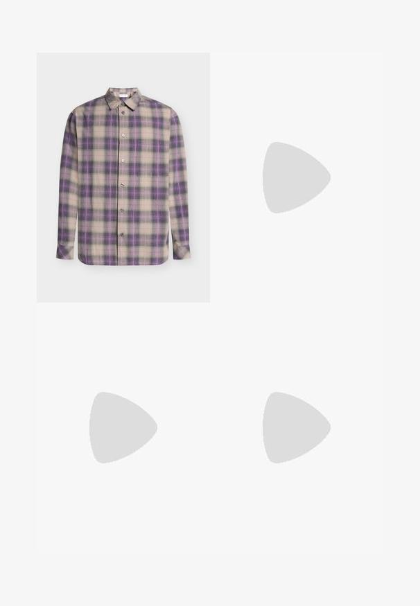 Chemise à manches longues boutonnée avec un motif à carreaux beige, violet et noir et un col classique, présentée à plat sur un fond clair.; Jean droit en denim bleu foncé avec design à cinq poches et fermeture par boutons, présenté sur un fond clair uni.; Mocassins en cuir noir avec une finition lisse, une semelle plate et un bout arrondi, ornés d'une sangle décorative sur le dessus.; Mallette en cuir noir texturé avec double poignées et tirettes de fermeture éclair argentées, centrée sur fond blanc.