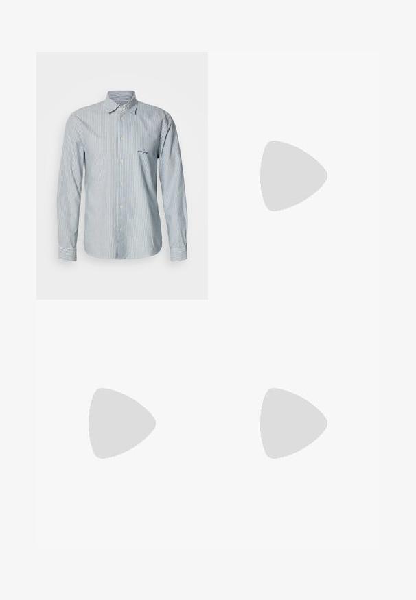 Camisa de manga larga con rayas azules y blancas en tejido de algodón, con cuello abotonado y un pequeño logo bordado en el pecho izquierdo.; Pantalones de traje para hombre a rayas marino, con pasadores para el cinturón, pliegues frontales y pernera recta, colocados sobre un fondo blanco.; Botas negras de cuero hasta el tobillo con punta redonda, cordones en la parte delantera y suela de goma texturizada. Incluye una pestaña en el talón para ponerlas y quitarlas fácilmente.; Cinturón de cuero negro con hebilla de metal plateado, con una textura lisa y un diseño sencillo y clásico.