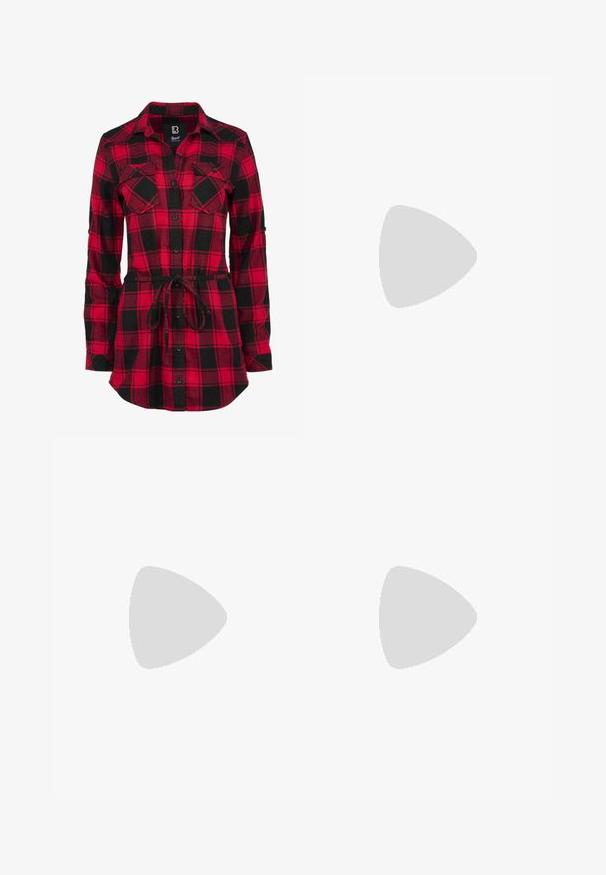 Rot-schwarz kariertes Flanellhemd mit langen Ärmeln, Knopfleiste, zwei Brusttaschen und einem gebundenen Taillenbund für eine verstellbare Passform.; Blaue Jeans aus Denim mit leichter Ausbleichung, hohem Bund, Vorderknopf- und Reißverschluss, Taschen vorne und hinten sowie ausgestelltem Bein.; Rote Leder-Cowboystiefel mit kunstvollen geprägten Blumenmustern, spitzer Zehenform und einem gestapelten Holzabsatz. Glatte Textur mit matter Oberfläche.; Cremefarbener Ledergürtel, zusammengerollt, mit einer ovalen silbernen Schnalle, die ein cremefarben marmoriertes Zentrum und perforierte Randdetails aufweist.