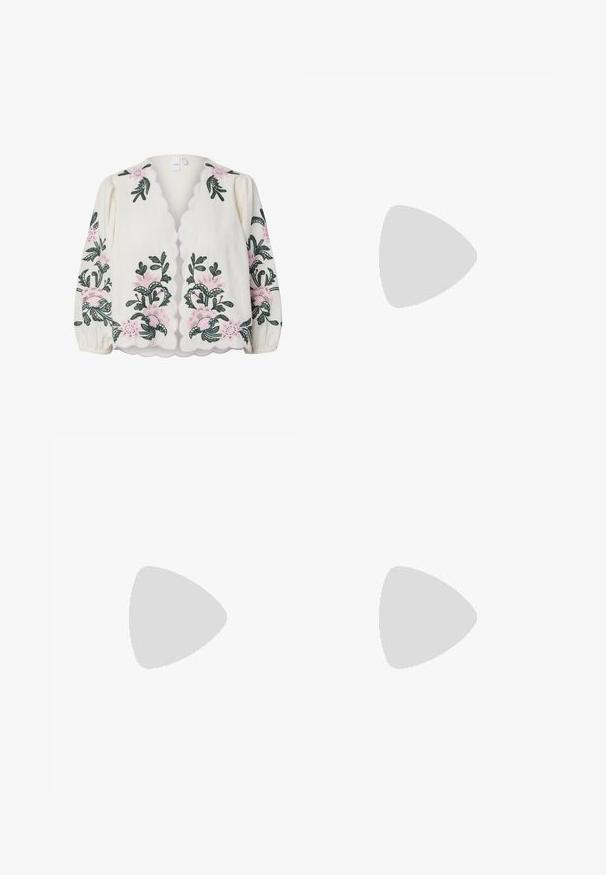 Crèmekleurige blouse met lange mouwen, golvende randen en roze en groene bloemenborduursels voor en op de mouwen.; Florale maxi rok met een grijze achtergrond, versierd met roze en blauwe bloemen, gelaagd ontwerp en een marineblauwe patroonrand. Elastische tailleband.; Bruine suède midkuitlaars met een gevouwen ontwerp en zwarte blokhak, zijaanzicht op een effen achtergrond.; Bruine suède handtas met bovenhandvat en lange franjes langs de zijkanten en onderkant tegen een witte achtergrond.