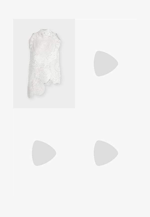 Top blanc sans manches en dentelle avec col montant et motifs circulaires et floraux complexes, avec un ourlet asymétrique.; Pantalons en lin beige avec une coupe décontractée, présentant des plis à l'avant, une taille, et des jambes fuselées se terminant juste au-dessus de la cheville.; Talons Mary Jane en cuir verni rouge avec un bout carré, une sangle sur le cou-de-pied et un petit talon bloc. Portés avec un pantalon noir.; Sac à main en cuir noir avec une grande ouverture sur le dessus et une seule bandoulière. Texture douce, design minimaliste, avec des accents métalliques discrets.