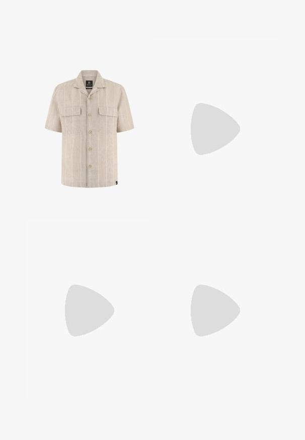 Beiges Hemd mit kurzen Ärmeln, durchgehendem Knopfverschluss, dezenten vertikalen Streifen und zwei Brusttaschen mit Klappen.; Beige Denim-Shorts mit geradem Schnitt, fünf Taschen, einem Knopfverschluss und genähten Details. Glatte Textur und knielanges Design.; Braune Herren-Pantoletten aus Leder mit gekreuzten Riemen und schwarzer Sohle, seitlich auf weißem Hintergrund dargestellt.; Braune Schildpatt-Sonnenbrille mit runden Rahmen, grünen Gläsern und gemusterten Bügeln. Mit Markenlogo an einem Bügel.