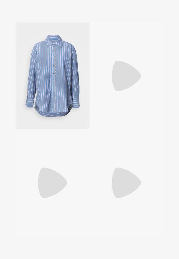 Blå stribet skjorte med knapper, der har røde og hvide lodrette striber, lange ærmer, en folded krave og en buet kant.; Lyseblå denimjeans med lige snit, to forlommer og knaplukning. Slidt struktur med let bleget område nær knæene.; Hvid lavtop-sneaker med gum-gummisål, sølvstribede sideaccents og snørelukning, vist mod en ensfarvet lys baggrund.; Vævet håndtaske i sort og hvid med en rund form, tekstureret overflade og et fletet håndtag. Velegnet til afslappet brug.