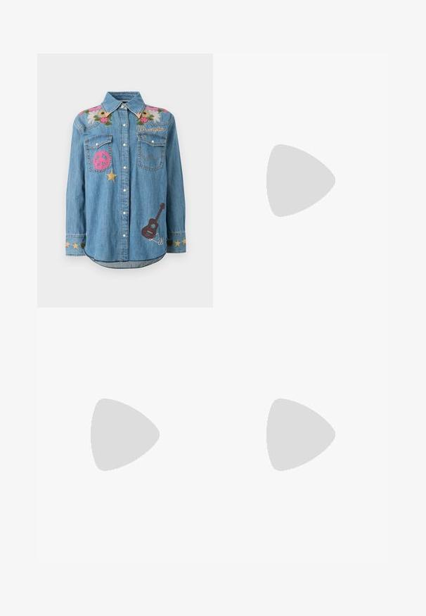 Denim-nööpidega särk lilleliste tikanditega õlgadel, roosa rahumärgi plaastriga, kuldsete tähtede, "Wrangler" tekstiga ja pruuni kitarri plaastriga ees.; Heledad sinised laiad teksapüksid, mis on valmistatud denimist, kõrge vöökohaga, fadeeritud detailidega, nupuväärisega ja toore äärisega all.; Lavendlivärvi Adidas Campus toss valgete triipude ja kummikummist tallaga, hõljumas pehmes valguses betoonastmete kohal.; Roosa, polsterdatud käekott ümmarguse disainiga, valmistatud läikivast materjalist. Omab kogutud käepidet ja lukuga sulgemist, et tagada turvaline ligipääs.